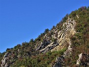 43 Vista ravvicinata con lo zoom  verso la piega anticlinale (700 m circa) della Corna Rossa